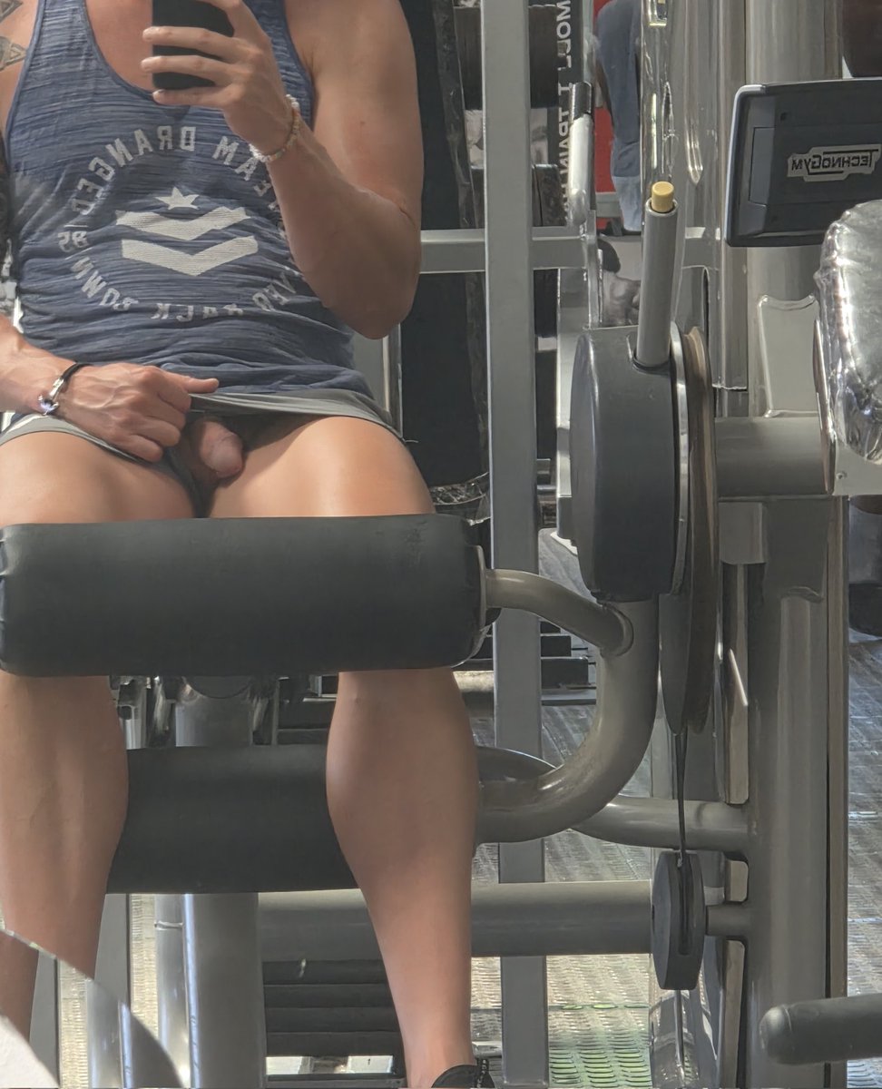 When you have a nip slip down there at the gym. Well maybe not a slip and more a show. Comando gym for the win. #gaygym #chudai #gayselfie