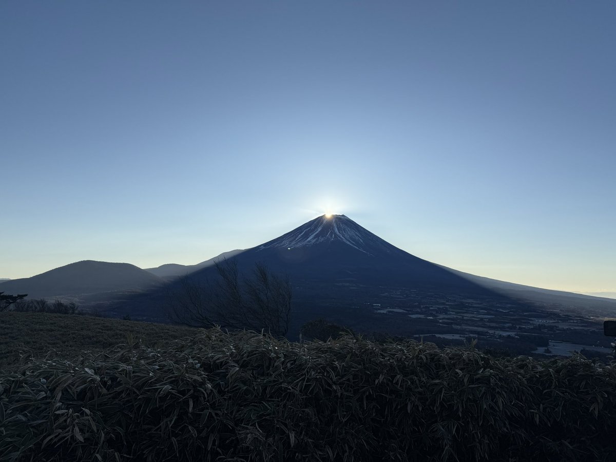akarikobo's tweet photo. 今日は山梨県にある、
#竜ヶ岳
に夜明け前から登って
#ダイヤモンド富士
を見て来ました。
途中の展望あずまやで観賞
その後、前千円札に描かれている逆さ富士が見られる、
#中の倉峠
まで足を延しました。
途中迷い犬が私について来て、
GPSと飼い主の電話番号があったので、無事引き渡しできました。 https://t.co/SVlBQZIjAw