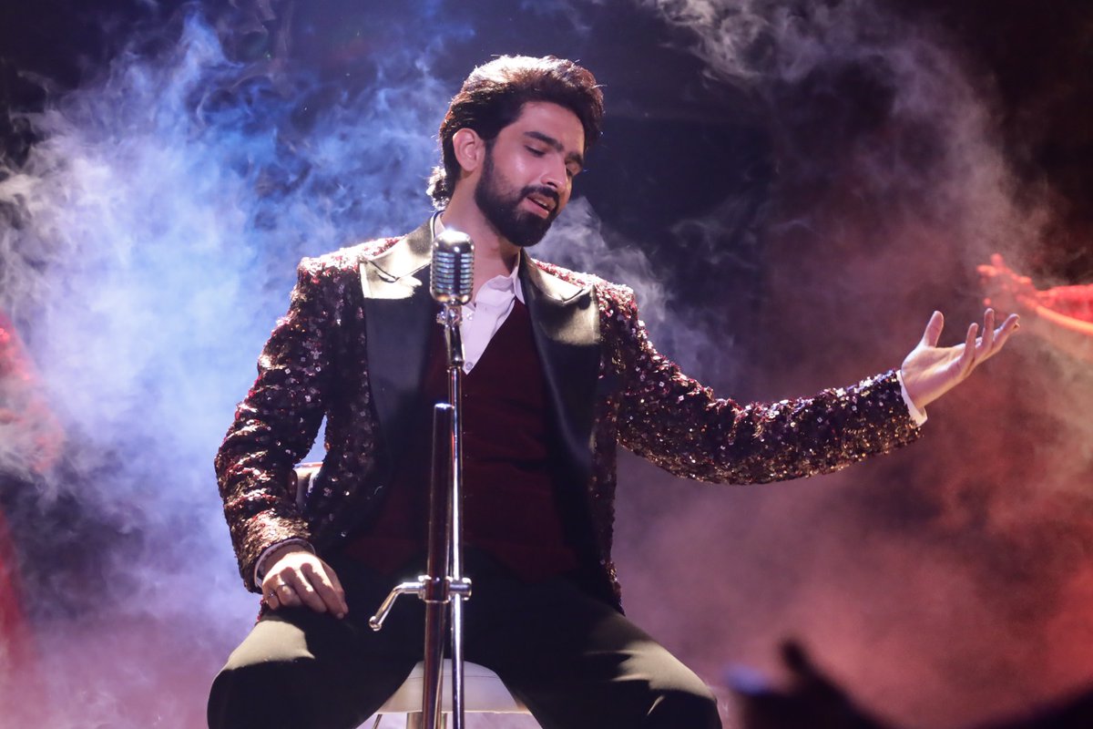 BiggBoss_Tak's tweet photo. Amaal Mallik lights up the Bigg Boss 19 Grand Finale with a breathtaking, starry performance! 🎤🔥 https://t.co/Mj8KdNaLp1