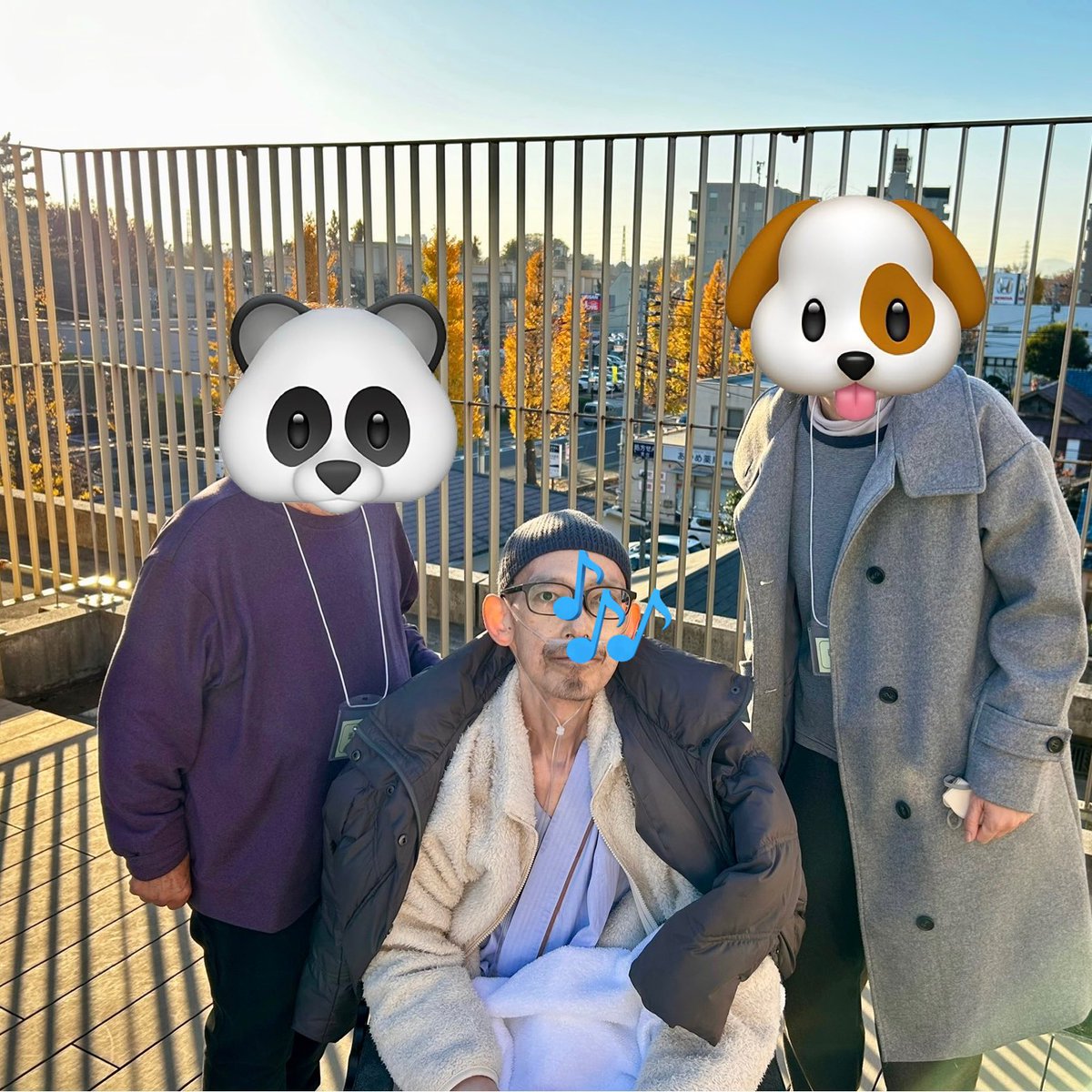 nosukeq's tweet photo. 今日も母妹が面会に来てくれました
病院そばに立派な神社があるので
外出したいと思ったのですが
それには事前に医師の許可が必要で
今日は週末で不在のため断念
病院のテラスにしました

天気も良く、久し振りに外の空気が吸えましたね

その後知人も面会に来てくれて
1時間半ほど話せました ('ω')/ https://t.co/DaVICSOGaK