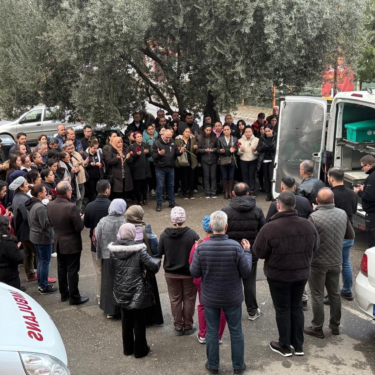 Manisa'da ameliyat yaparken kalp krizi geçiren 55 yaşındaki Op. Dr. İzzettin Türkarslan hayatını kaybetti.
