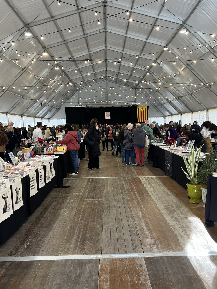 UnSrdeBarcelona's tweet photo. S’han de tenir les prioritats nacionals molt torçades per anar-se a promocionar la literatura catalana a Mèxic, en comptes de venir a la @FiraIndilletres de La Bisbal.
Després de Sant Jordi, el millor esdeveniment literari de Catalunya. https://t.co/Jni5Gj7ra8