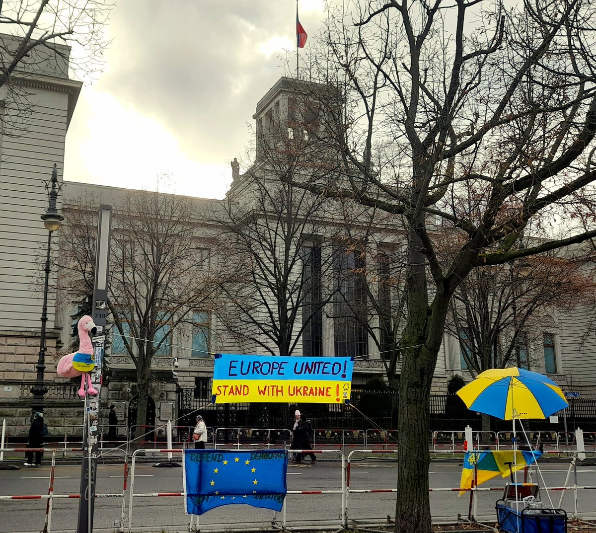 SimsalaMaya's tweet photo. Einen schönen 2. Advent euch allen 🫶
Der Aufbau vor der Russischen Botschaft im Berlin läuft, kommt vorbei.
Gemeinsam für eine Ukraine in Freiheit und Selbstbestimmung. https://t.co/5SG3t7x9VG