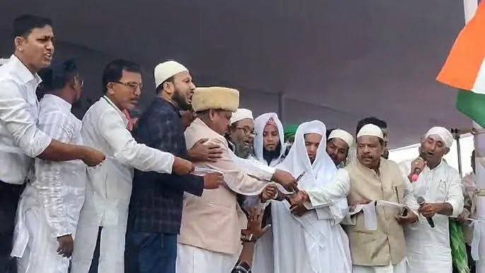 हुमायूं कबीर, तुमने मुर्शिदाबाद में बाबरी नाम से मस्जिद की नींव रखकर देश की 80% आबादी को उकसाने की कोशिश की।

तुम्हें किसी ने नहीं रोका, न किसी ने धमकी दी। अगर सच में हिम्मत है तो मक्का-मदीना के नाम पर मस्जिद बनाकर दिखाओ.. अपने ही लोग तुम्हें बख्शेंगे नहीं।

हिन्दू समाज सहिष्णु