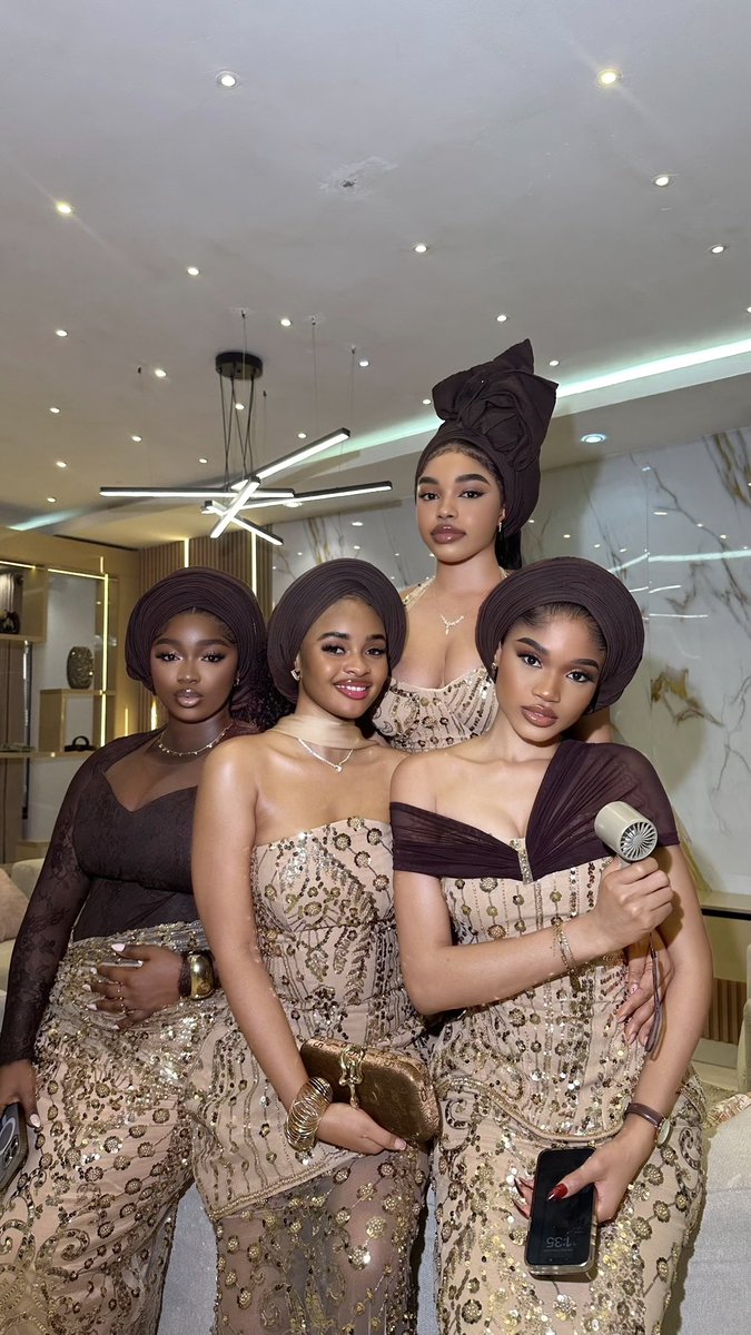 glorious_nnenna's tweet image. I’ve looked at this picture a million times.
 I love my friends 🥹