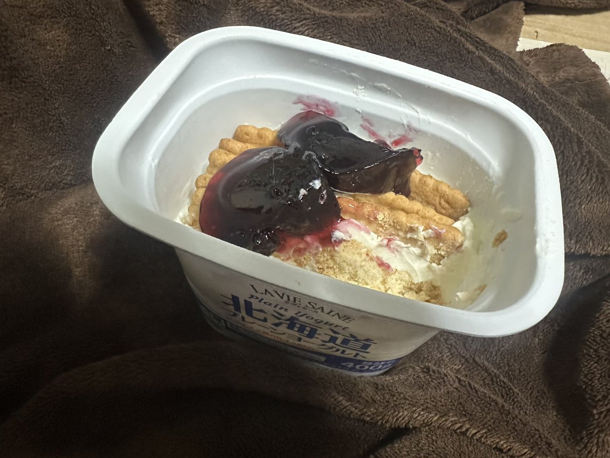 流行りのココナッツサブレのヨーグルト
ちゃんとヨーグルトの水切って
ジャムとかのせるとめっちゃうめぇ