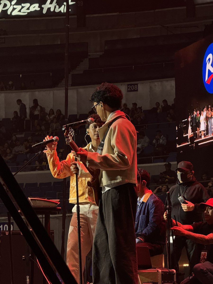 cuatromusicph's tweet photo. Still can’t believe this all happened in just a week. Our younger selves would be so proud of us. Malayo na, pero malayo pa. https://t.co/PB8wFBpwuD