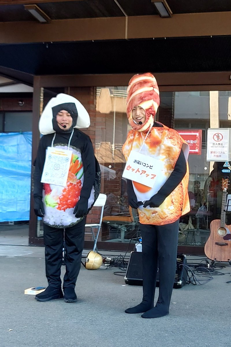 今日は #うまわチック天国 で新ネタ『ごパン』披露の後はいつも一緒に活動しているシンガーソングライターの志賀純平さんとマンドリン奏者の石原優花さんの演奏でした！
真正面に #イブブル ファミリーのお三方がいらっしゃって大変盛り上げて頂きありがとうございました😆❗️
本当に助かりました😊‼️