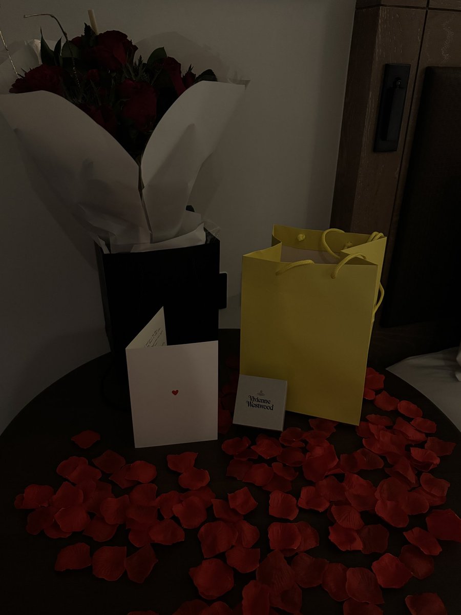 nicasblog's tweet image. I’M OFFICIALLY A GIRLFRIEND!!!