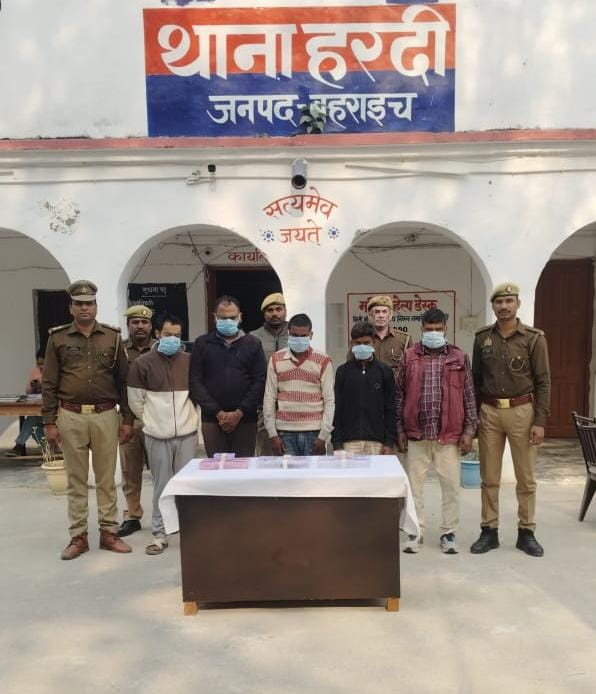 bstvlive's tweet photo. बहराइच : 4 चोरी की वारदातों का हुआ खुलासा
➡पुलिस ने 5 आरोपियों को किया गिरफ्तार
➡चोर और चोरी का माल खरीदने वाले गिरफ्तार
➡अशोक, अजय, सूबेदार, धनाजी, करन साहू गिरफ्तार
➡थाना हरदी पुलिस ने की अभियुक्तों की गिरफ्तारी
#Bahraich, #TheftCaseSolved @bahraichpolice https://t.co/vj0mIQNxNr