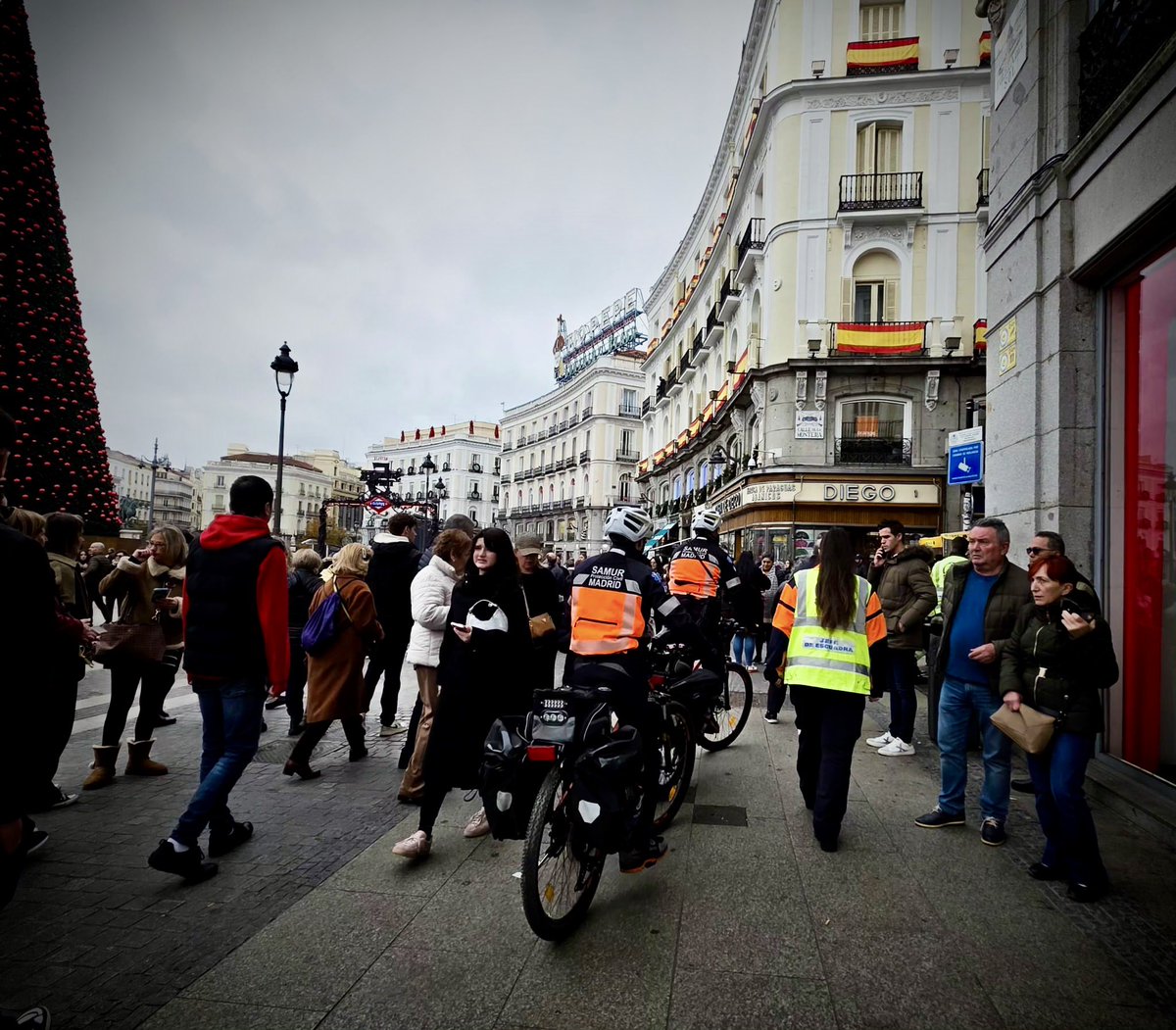 SAMUR_PC's tweet photo. Domingo de puente en Madrid y seguimos a tu lado.

El dispositivo de Navidad de SAMUR-Protección Civil está ya desplegado: unidades SVB, UPR, Linces y equipos a pie trabajando para que puedas disfrutar la mañana con total tranquilidad.

🎄 Nosotros nos ocupamos, tú disfruta.
#SamurPc #Emergencias #Navidad #Fiestas