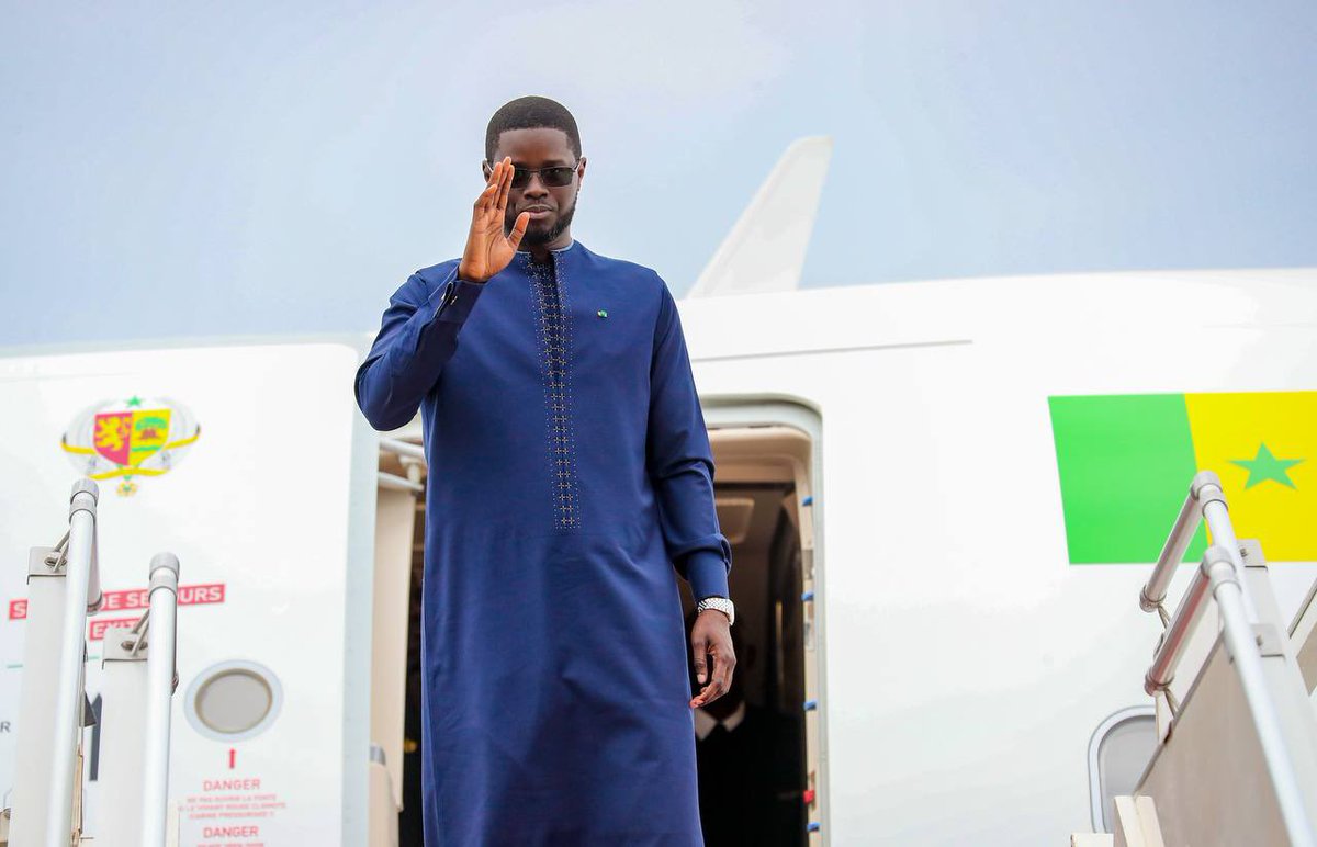 Le Chef de l’État a quitté Dakar ce dimanche pour Abidjan, où il prendra part le 8 décembre 2025 à la cérémonie d’investiture du Président Alassane Ouattara. À son départ, il a été salué par le Premier ministre et plusieurs autorités civiles et militaires.