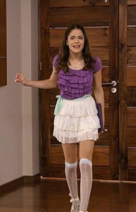 eterlize's tweet image. Parece a Violetta da primeira temporada