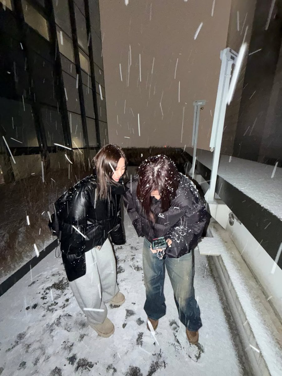 kzhaabs's tweet image. zuha was the one who called yunjin to come see the first snow with her 🥺 and op also asked if shinez could do the zootopia 2 tiktok and she agreed aaaa i can't wait 🥹❤️‍🩹
