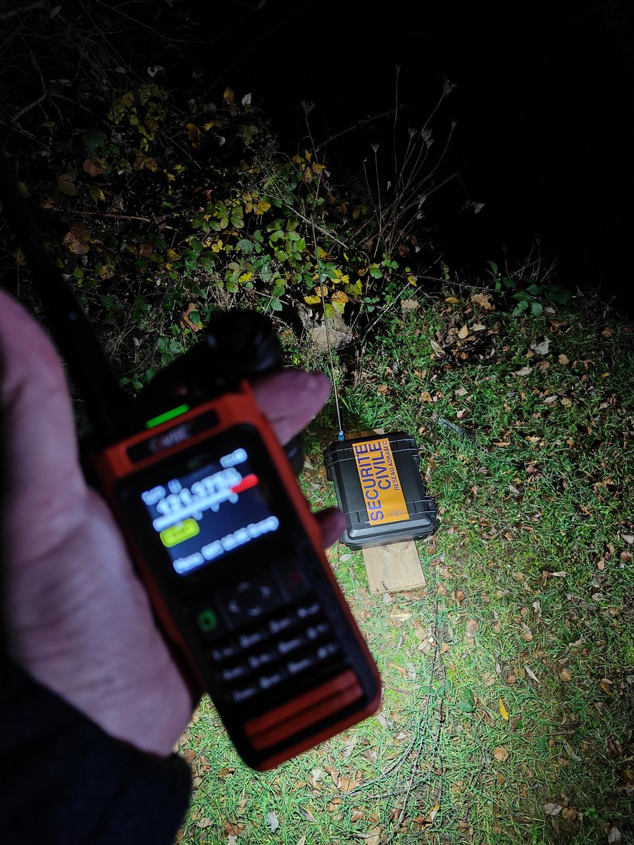 🔦➡️✅ 430 km² à couvrir, nuit noire, terrain inconnu. 42 minutes plus tard : balise localisée ! 

L'ADRASEC27 clôture l'année sur une belle réussite opérationnelle. Merci à toute l'équipe mobilisée cette nuit.

#SecuriteCivile #radioamateur #Eure