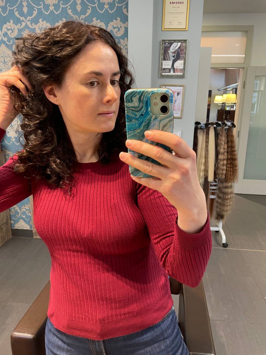 Кстати, на днях я впервые в жизни покрасила волосы, и теперь нахожусь в типичном девочковом «попросила как можно более натуральный цвет, и теперь огорчаюсь, что не очень видно окрашивание».