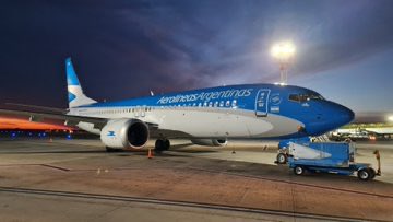 Felicidades a <a href="/Aerolineas_AR/">Aerolíneas Argentinas</a> en su 75 aniversario, que celebra hoy. Su primer vuelo a Europa, con el “Antártida Argentina”, en noviembre de 1966, fue a Madrid. Desde entonces esta empresa contribuye, cada día, a reforzar el puente entre 🇪🇸 y 🇦🇷. Mi enhorabuena a sus trabajadores.