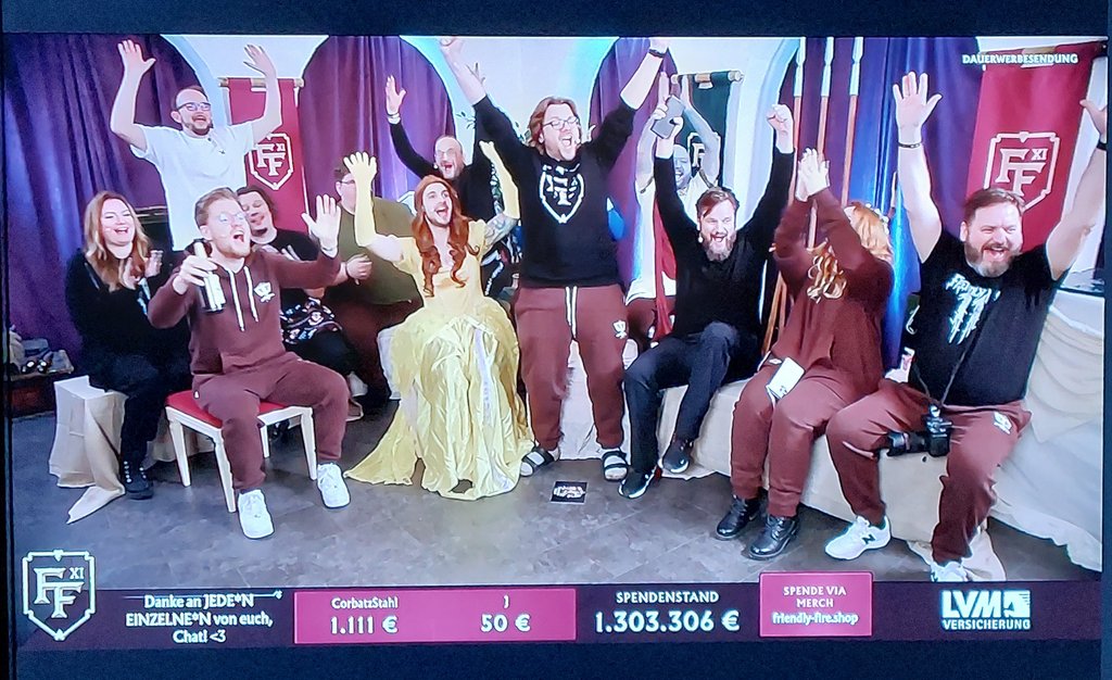 Hey ihr Lieben,
Einen schönen 2. Advent wünsche ich euch 😊
Gestern war #FriendlyFire11 und es ist einfach mittlerweile mein liebstes Event des Jahres!
Es wurden live ca. 1,3 Millionen € gesammelt ❤️
Unfassbar was die Community immer wieder schafft in den 12 Stunden!
