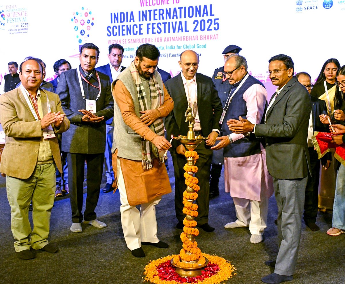 airnewsalerts's tweet photo. Addressing the 2nd-day session of 11th India International Science Festival (#IISF) in Panchkula, #Haryana CM Nayab Singh Saini has urged scientists to take their innovations beyond the confines of laboratories and ensure their benefits reach the last person in society.
He said that science truly brings 'prosperity' only when the knowledge of scientists increases a farmer's crop yield, when research cures a patient's illness, and when innovation empowers an entrepreneur.