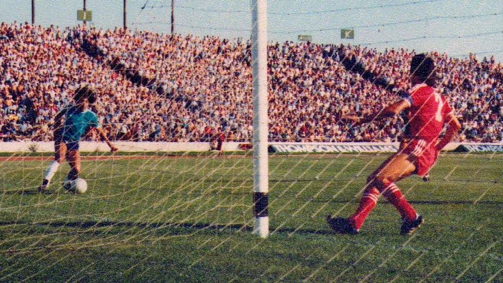 Un día como hoy de 1980, el mejor equipo cordobés de la historia, bailaba 4a0 a Independiente en semifinales

Al terminar el partido , Bochini le hizo 🖐️a la platea, q nos iban a hacer 5 en la vuelta. 
Lo hicieron, pero #Racingcba les hizo 3 en la doble visera y paso a la final