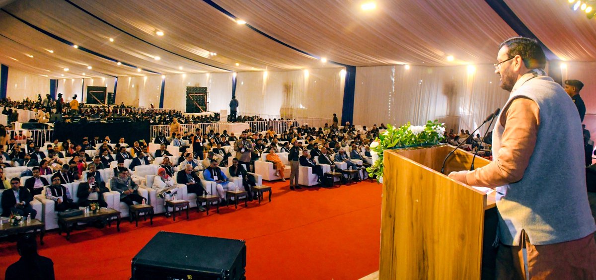 airnewsalerts's tweet photo. Addressing the 2nd-day session of 11th India International Science Festival (#IISF) in Panchkula, #Haryana CM Nayab Singh Saini has urged scientists to take their innovations beyond the confines of laboratories and ensure their benefits reach the last person in society.
He said that science truly brings 'prosperity' only when the knowledge of scientists increases a farmer's crop yield, when research cures a patient's illness, and when innovation empowers an entrepreneur.