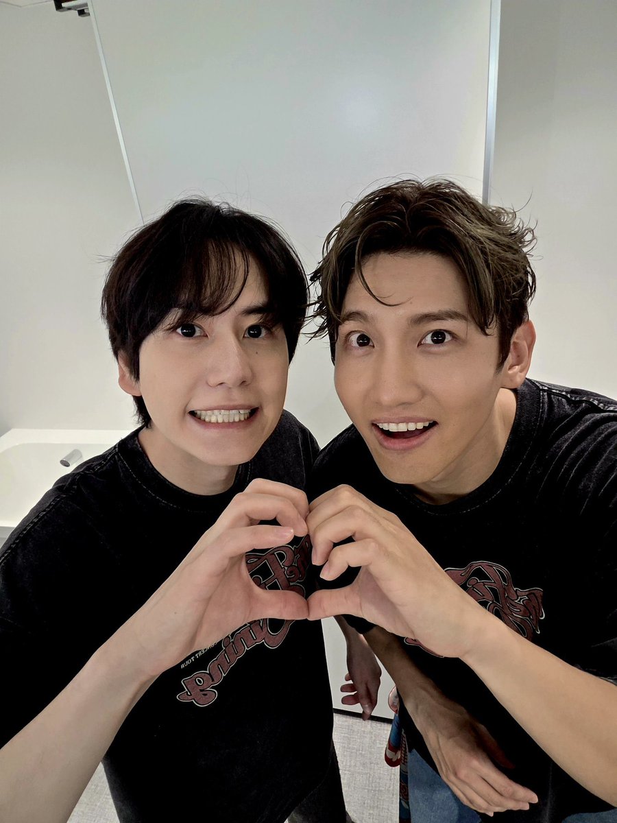 BFFs KYUHYUN and CHANGMIN of TVXQ! warm our hearts in new Twitter update displaying their friendship. 

KYUHYUN has been a guest at CHANGMIN’s solo concert as of recent. Blessing fans’ ears even more as one of the greatest vocalists in K-POP, alongside CHANGMIN himself.