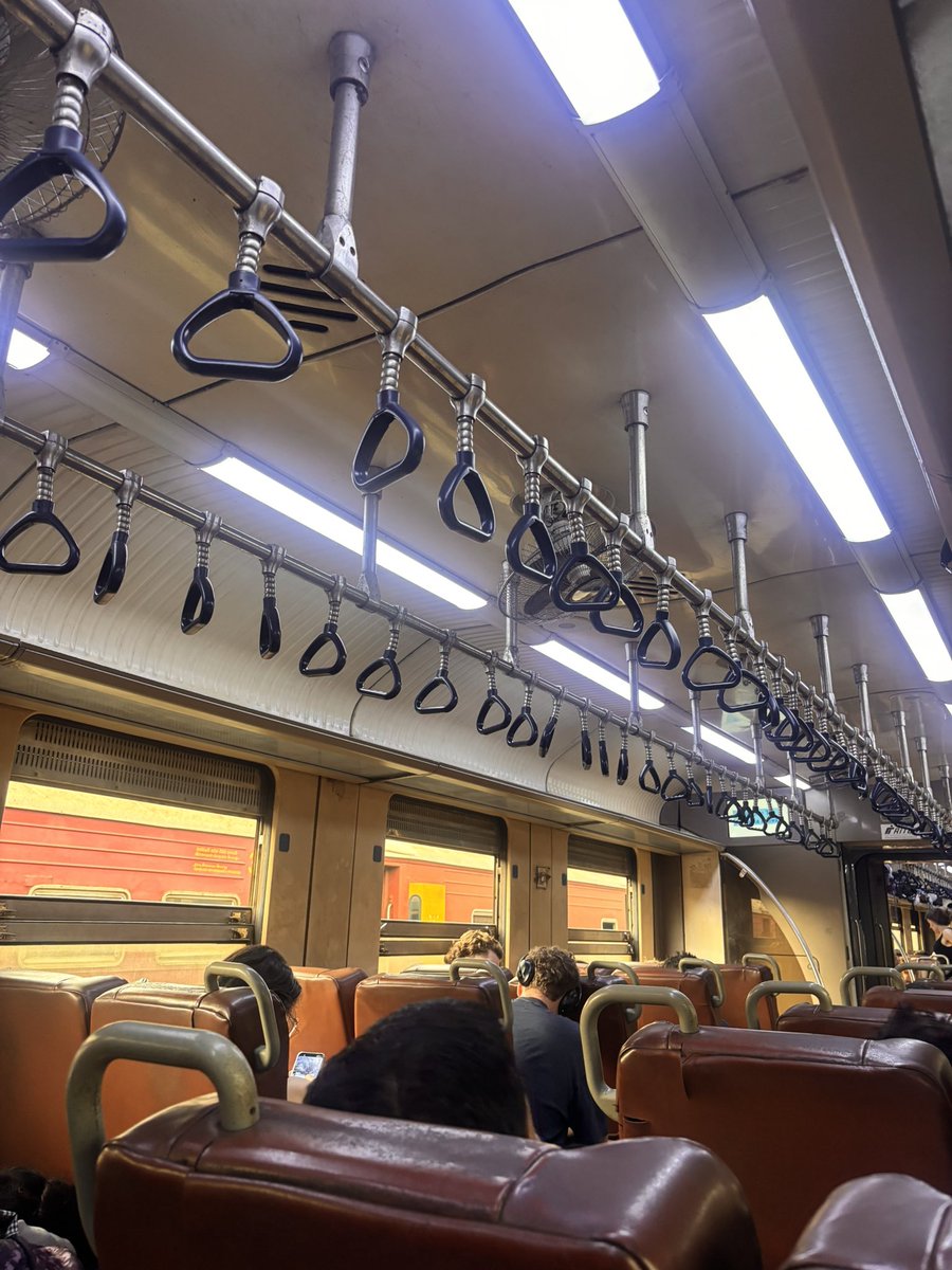doskoijourney's tweet photo. スリランカ鉄道2等列車吊り革の数が異常 https://t.co/kzYxEwdESf