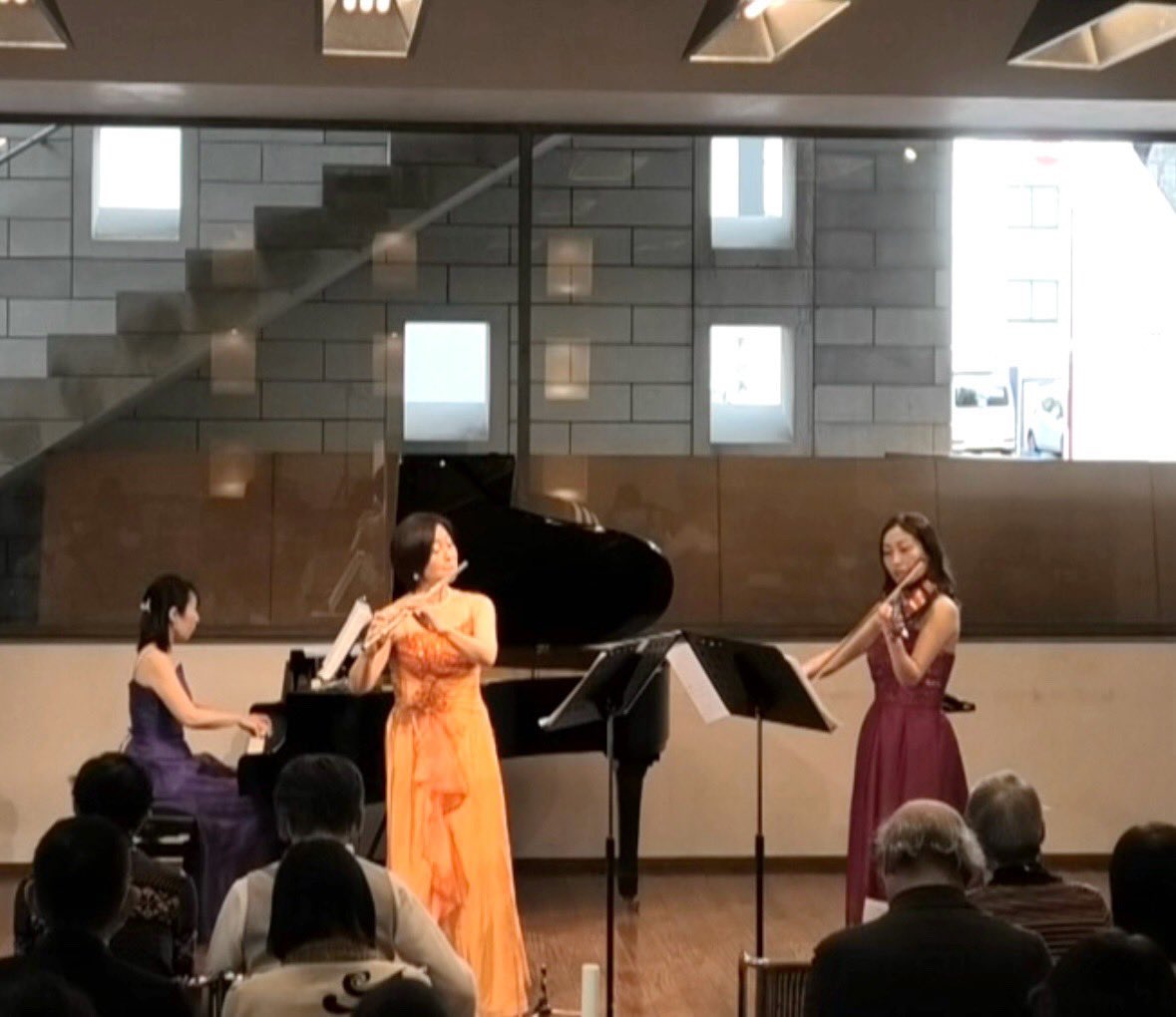 12/6 ascaクリスマスプロムナードコンサート　終了しました。フルートだてかよこ、ヴァイオリン福嶋絵美、ピアノ大堀晴津子さんで、盛りだくさんでお送りしました。お客さまとの距離も近く、心温まる時間となりました。お客さま、asca大田まちづくり芸術支援協会さま　本当にありがとうございました。