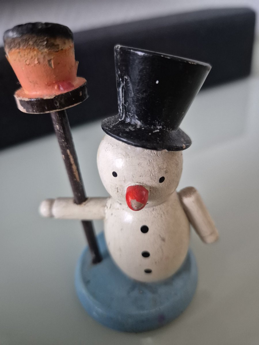 mrRustzelve's tweet image. Alles heeft een verhaal. Vorig jaar kocht ik deze stoere sneeuwpop. Kreeg er een verhaal bij, dat dit popje zoveel meer waarde geeft💪👊