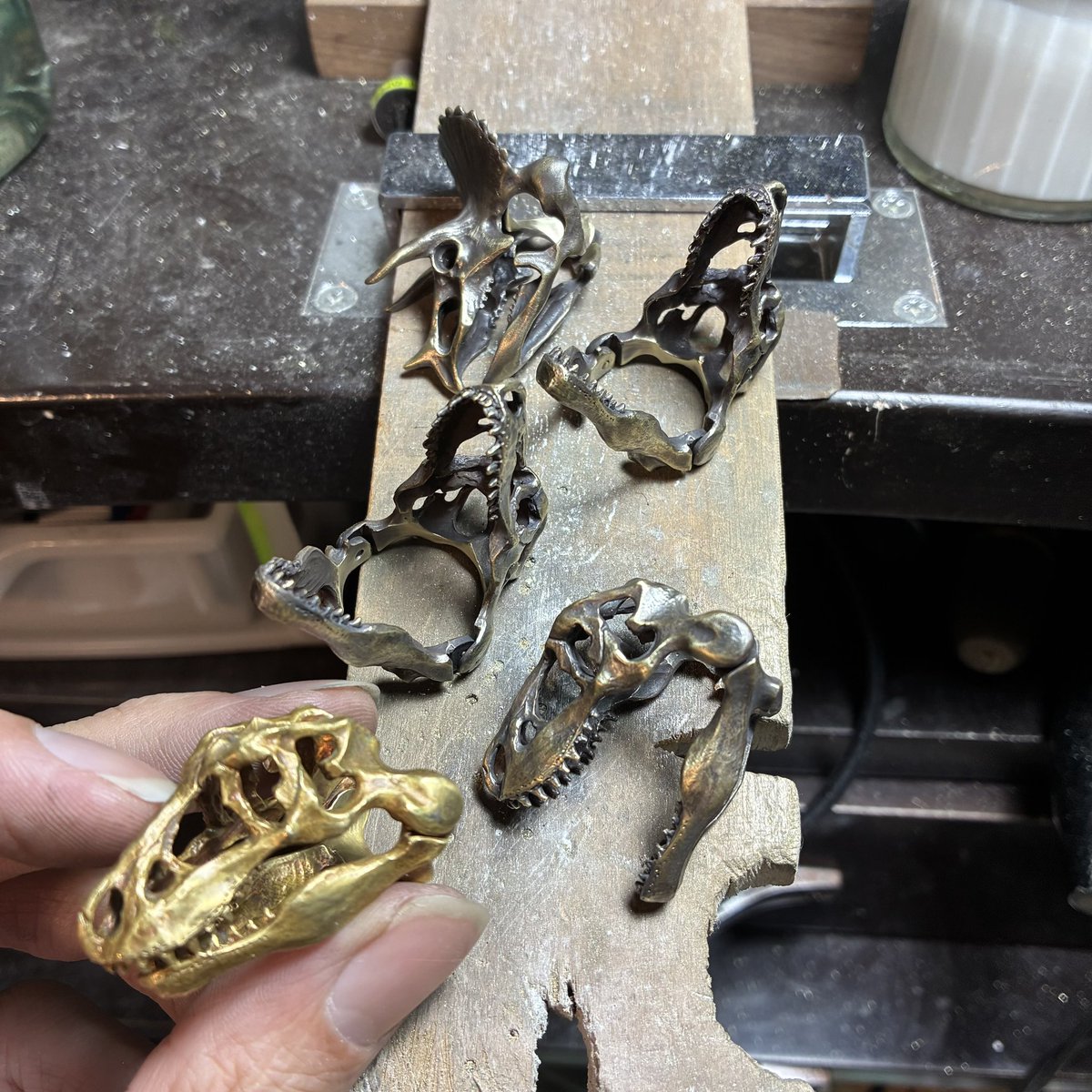 真鍮バージョンの仕上げを変えて見た

より化石っぽい焦茶色