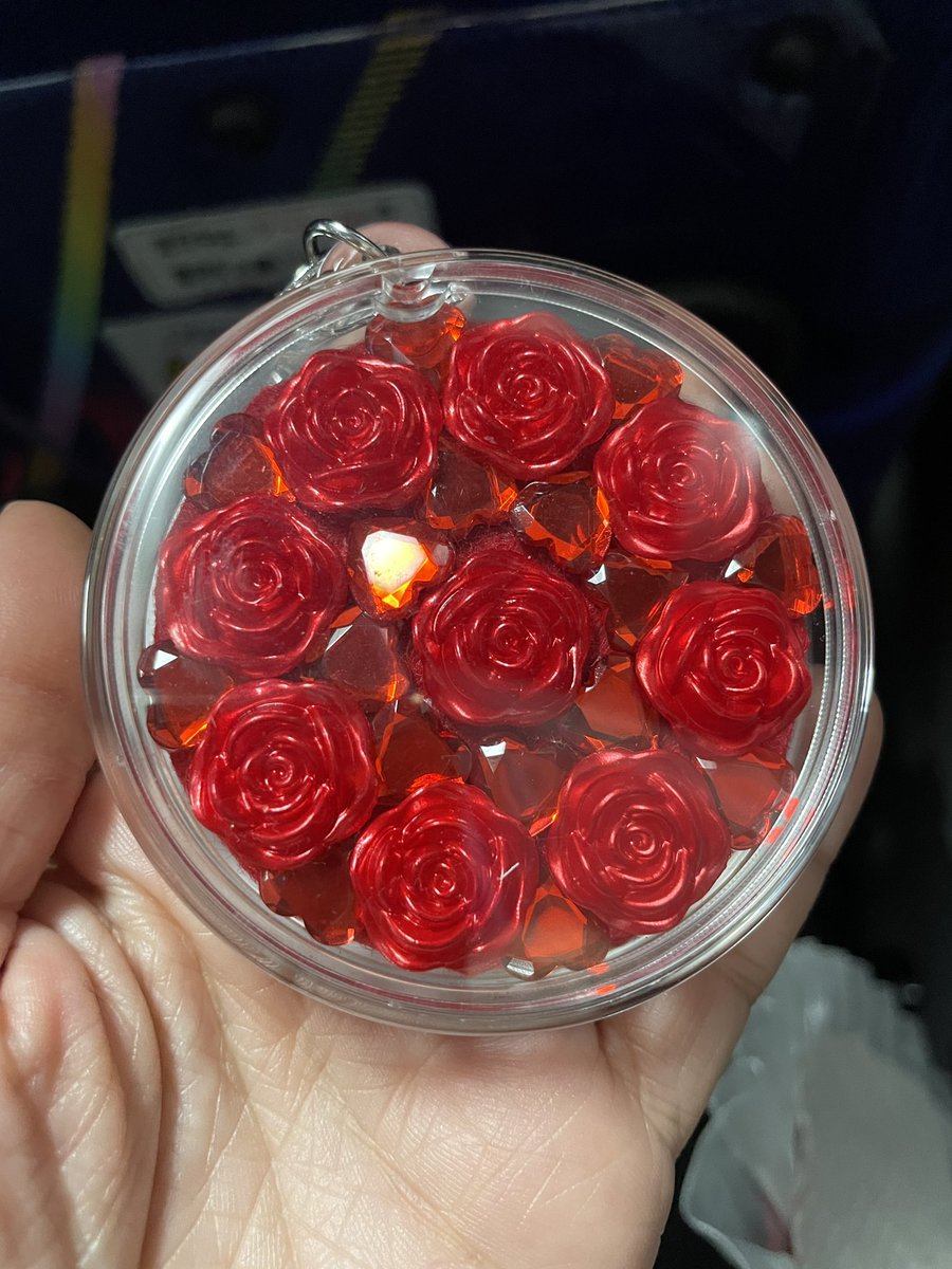 Sn_Rose_M's tweet photo. 【拡散希望】
12/7終演後、大階段のそばで落下物を求めていらっしゃる方に銀テなどをお譲りした際に、お礼にとハンドメイドをいただきました！本当に嬉しくて、改めてお礼の言葉を伝えたいです！ご本人様へ届けー！
宮舘担と目黒担のお二人でした✨️

#SnowMan_ON
#SnowMan_ON_福岡
#SnowManDomeTour https://t.co/0exI1gLgPZ