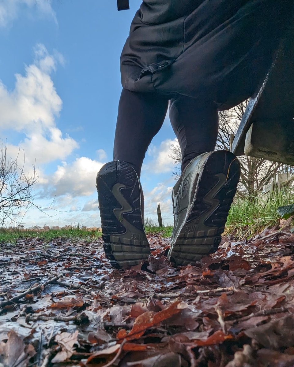 SpoiledQueenNL_'s tweet image. Genietend van het Limburgse landschap, speciaal voor jou bereid… Hemelse modder. Dus op je knieën, mond open… en likken maar. 👅👟