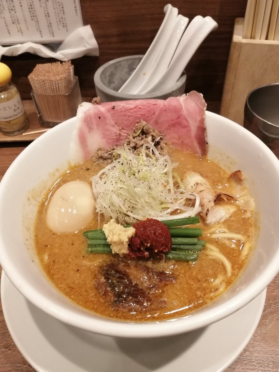 江坂のらーめん これこれさんでどれどれ（味噌）スペシャル。芳醇な味噌が香り立つ１杯。途中で辛味噌や生姜を溶かし味の変化も楽しめ、隙のない１杯でした。
ただ、左手で携帯持って画面みながらラーメン食べてるお客さんがいてドン引きしました（食べるのが遅すぎてお店の方にも注意されてました）。