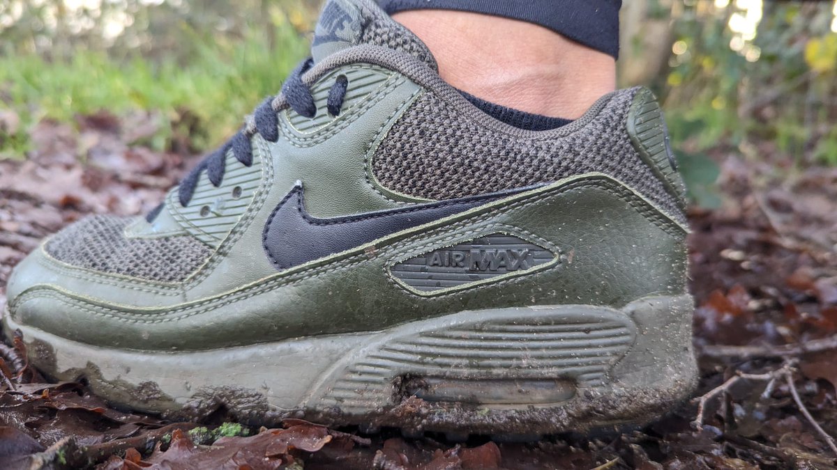 SpoiledQueenNL_'s tweet image. Genietend van het Limburgse landschap, speciaal voor jou bereid… Hemelse modder. Dus op je knieën, mond open… en likken maar. 👅👟