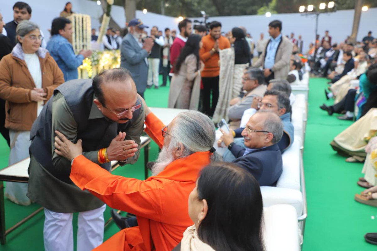 नई दिल्ली से सांसद बहन सुश्री <a href="/BansuriSwaraj/">Bansuri Swaraj</a> जी के पिता, पूर्व राज्यपाल, सांसद एवं वरिष्ठ अधिवक्ता स्वराज कौशल जी की स्मृति में आयोजित प्रार्थना सभा में उपस्थित होकर आज उन्हें अपनी विनम्र श्रद्धांजलि अर्पित की।

देश के प्रति उनकी सेवा, न्याय के प्रति अटूट प्रतिबद्धता और उनके सरल,