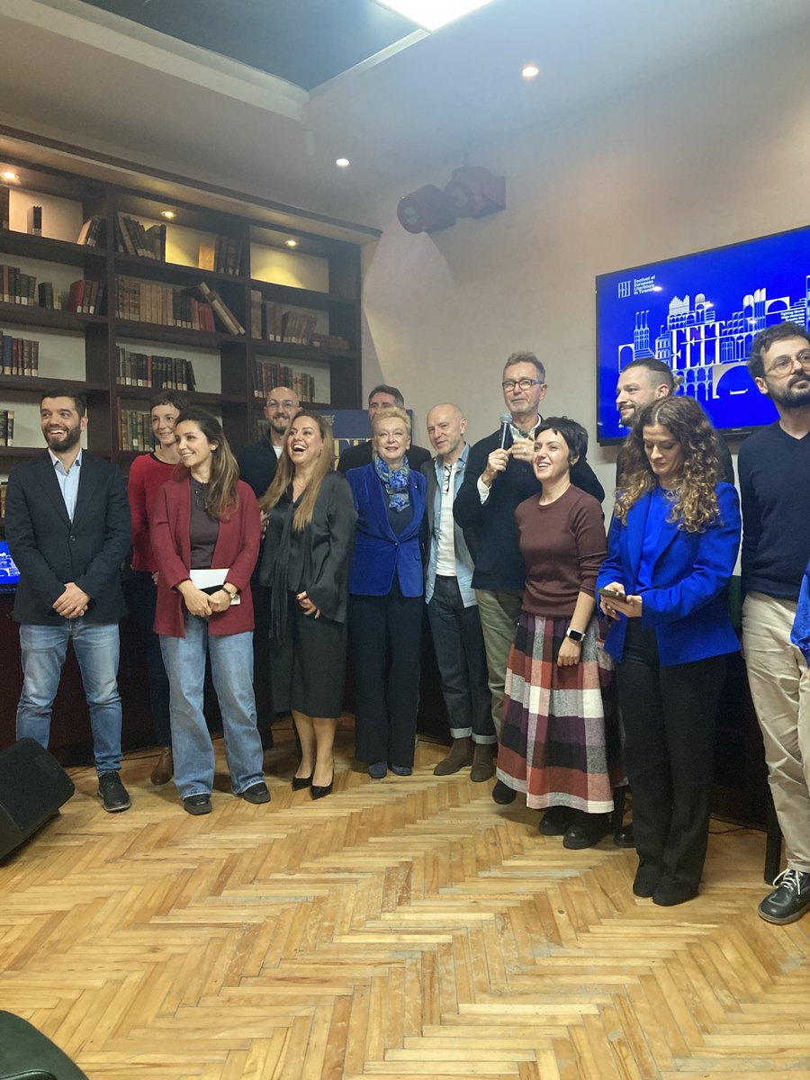 #FELT 🇪🇺 2ème séquence passionnante avec Philippe Collin 🇫🇷 autour #BarmanduRitz publié en 🇦🇱 [éditions Dituria traduction Lindita Gjetani] avec  <a href="/France_Albanie/">France en Albanie</a>. A la salle 🇫🇷 de la Bibliothèque nationale avec des élèves #SectionBilingueFrancophone #Tirana 
&amp; 🎶 #VikenaKamenica