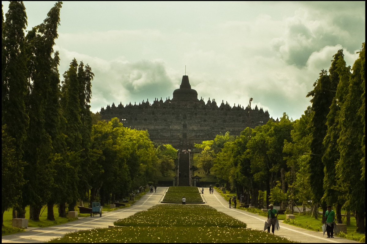 shotbyvice's tweet photo. Borobudur with x100vi https://t.co/6gLrQ9SRnK