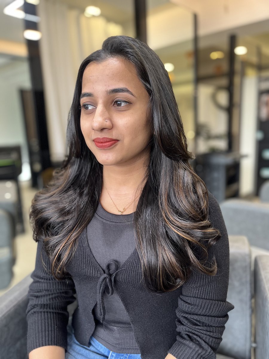 AloeLounge's tweet photo. The art of the perfect blowout. Our stylists are ready to give you the volume and movement you deserve.

#hairstyling #haircolor #ombre #hairhighlight #balayage #keratin #nanoplastia #hydra #facial #beautysalon #ladiessalon #femalebeauty #hairsalon #hairstylist #kakkanad #kochi https://t.co/ftk0Ps09Jb