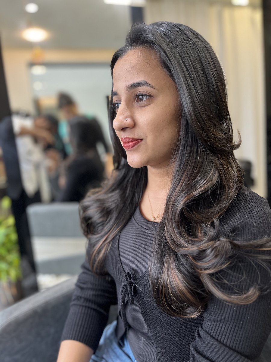 AloeLounge's tweet photo. The art of the perfect blowout. Our stylists are ready to give you the volume and movement you deserve.

#hairstyling #haircolor #ombre #hairhighlight #balayage #keratin #nanoplastia #hydra #facial #beautysalon #ladiessalon #femalebeauty #hairsalon #hairstylist #kakkanad #kochi https://t.co/ftk0Ps09Jb