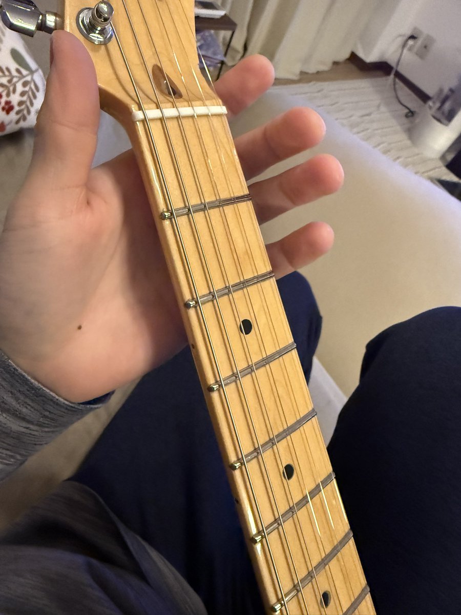 最近ステンレスフレットにハマってる

テレキャスのステンレスが一本もないので、今回fender usa teleを<a href="/OwlMarkStrings/">ギター工房/Owl Mark Strings</a> さんにステンレスへ変えていただきました。

擦り合わせ、弦高調節、ナットの処理まで完璧で大満足です。

#owlmarkstrings