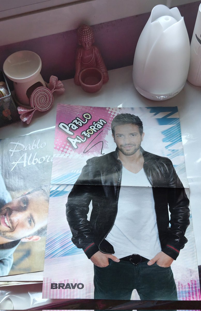 ProfeAlba89's tweet photo. Haciendo limpieza me voy encontrando verdaderos terosos que tengo guardados en un caja. Póster del año 2012, quizás 2011 ¿? 
Ay pablete @pabloalboran cómo pasa el tiempo, y lo mucho que uno tiene que agradecerte para tener guardadas estas cosas con 36 años 😄 https://t.co/4ynaVVksT1