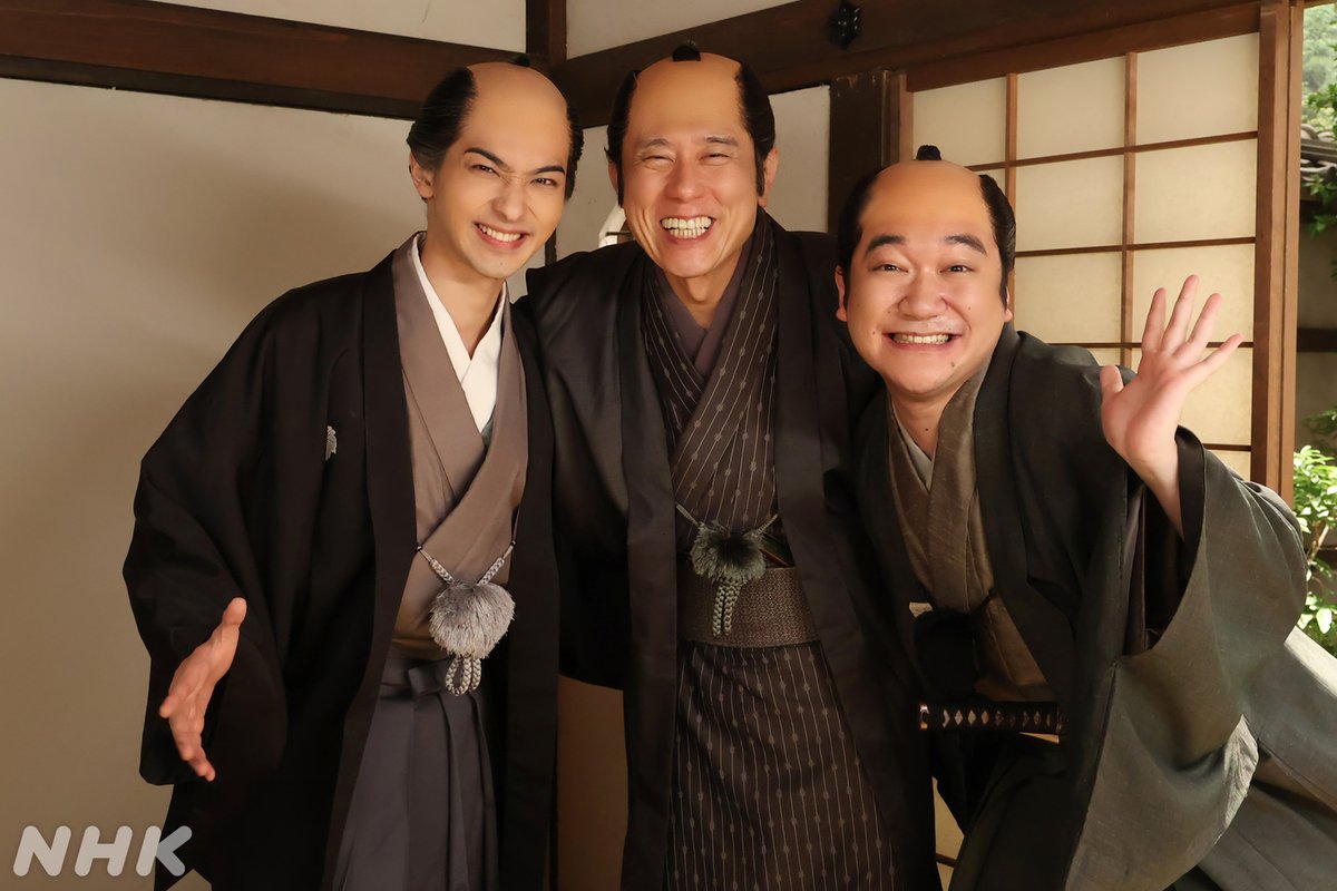 作戦の成功を全力で喜ぶお3方📷

配信は👇
web.nhk/tv/an/berabou/…

#大河べらぼう
#横浜流星 #原田泰造 #園田祥太(#ダウ90000）