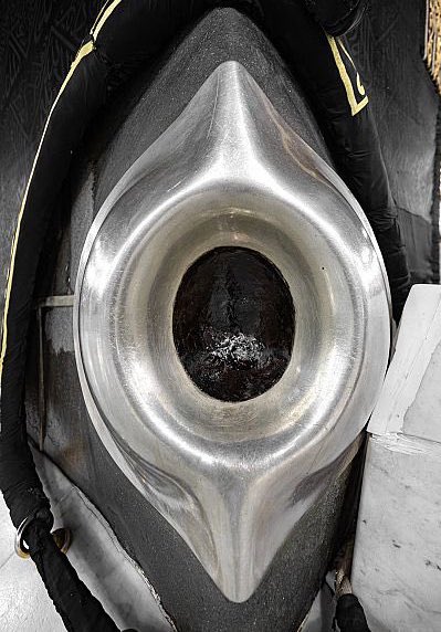 تنبيه هام من شؤون الحرمين لضيوف الرحمن:

لا تُزاحموا إخوانكم الطائفين..

تقبيل الحجر الأسود سنة لمن تيسّر له، وإن تعذّر ذلك فتكفي الإشارة إليه.

-