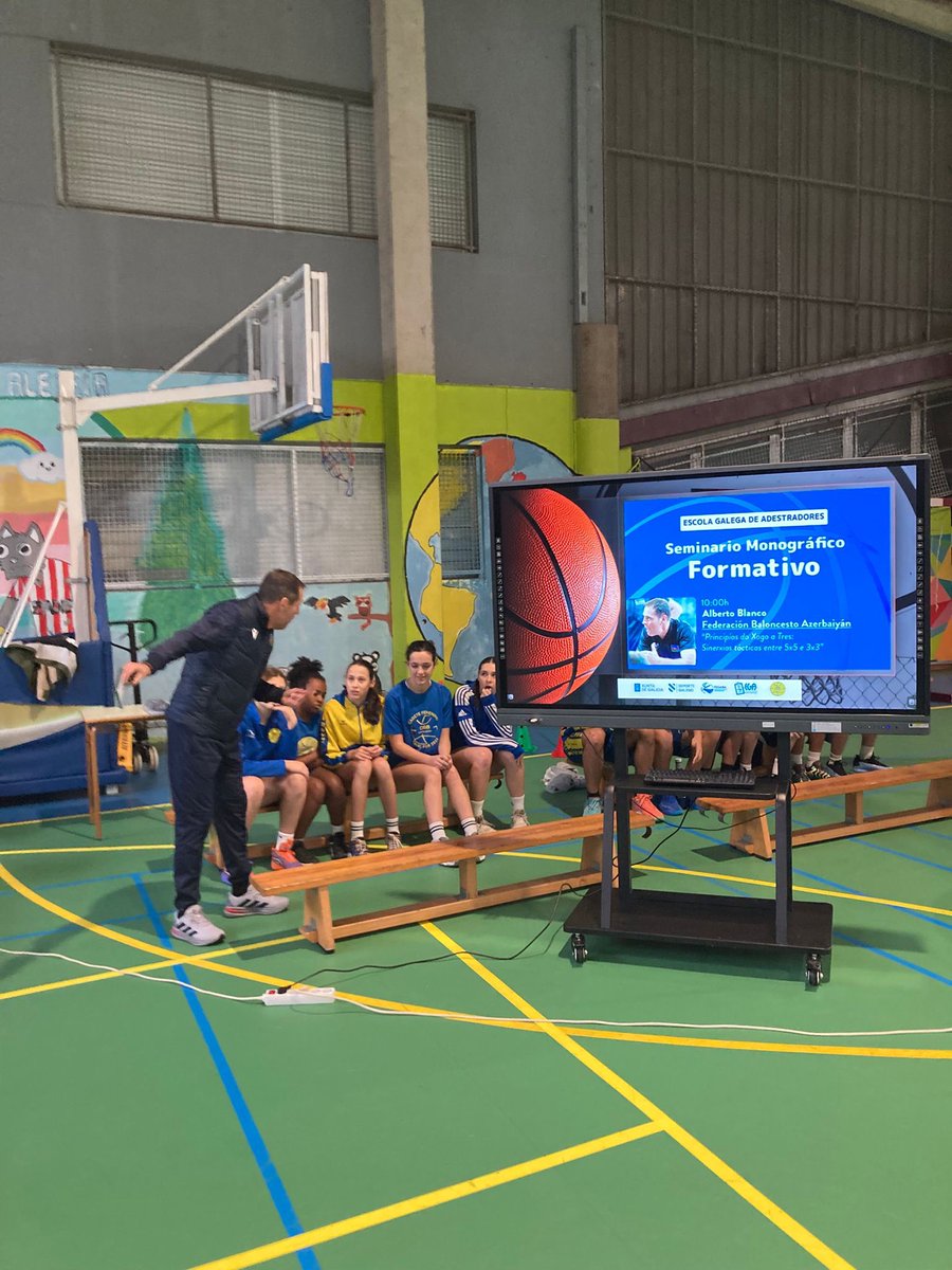 FGB_Baloncesto's tweet photo. ➕ de 70 adestradores compartiron cita didáctica en Pontevedra da man da #EGA. 

O Seminario Monográfico Formativo contou con Alberto Blanco e Rui Gomes como relatores🔝 moi implicados en cada sesión. O noso 👏

🤩 Grazas polo compromiso a todos e a @cabpontevedra 🤝 polo apoio! https://t.co/QjIYbzvfDr
