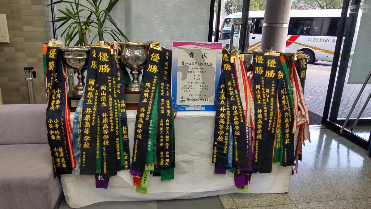 Dy8fgnzVioFbn4i's tweet photo. 井原新体操フェスティバル、今年も行って来ました。フライングボーイズのタンブリング見たくてマット端に、練習見てたら長田先生が来られてこの席が一番ですよ！選手とハイタッチして下さい！タッチは私からスタート🥰
入場２番目ゲットしたかい有りました！
#井原新体操フェスティバル
#ハイタッチ https://t.co/TTszlzsOdZ