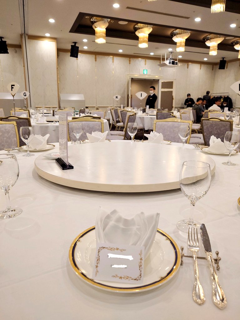 〈連続〉😺

連日の取引き先の忘年会😊

本音は、お酒がダメな私は
宴会は苦手だニャ〜😿😅

今夜はホテルで洋食コース😋
呑めない私は、酔って絡むオヤジ達の長話も苦手なんだニャ〜笑🤣🙀

これもお付き合い、お仕事の一環なんだニャ〜🙀😰

ちょっと早く着き過ぎたニャ〜🙀

今日も頑張るニャ〜😹