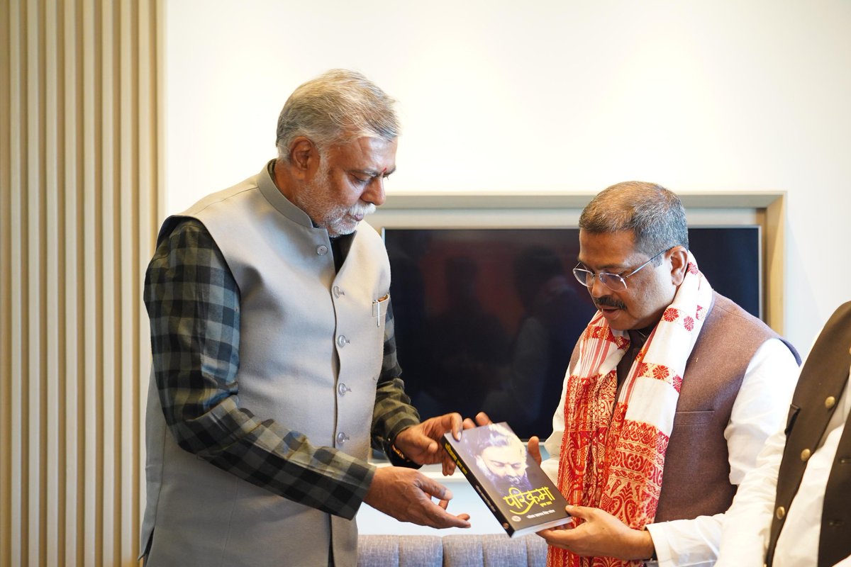 आज भोपाल प्रवास पर आए मा. केंद्रीय शिक्षा मंत्री श्री <a href="/dpradhanbjp/">Dharmendra Pradhan</a> जी से सौहार्दपूर्ण मुलाकात के दौरान समसामायिक विषयों पर चर्चा हुई। साथ ही उन्हें अपनी पुस्तक 'परिक्रमा-कृपा सार' भेंट की।