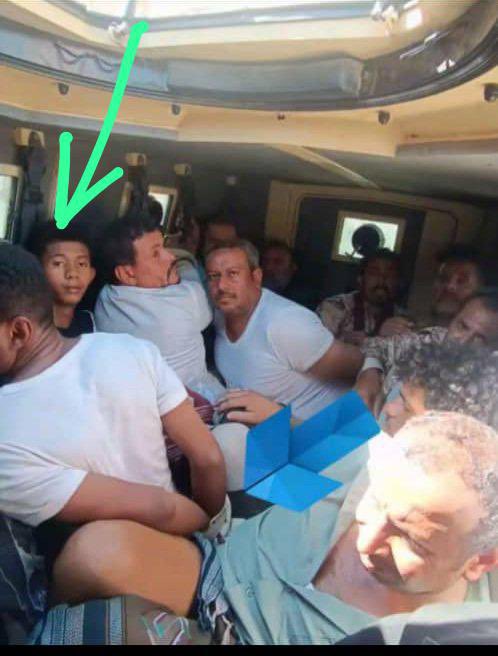 #حضرموت_سيئون 

تم اقتياد مجموعة من أبناء المحافظات الشمالية، وبينهم أطفال، وربطهم داخل مدرعات إماراتية ونقلهم إلى جهات غير معلومة على يد مليشيات الانتقالي، 
في انتهاك صارخ لكل القيم والأعراف.

ورغم فداحة ما حدث، يخرج طارق صالح ليصف ما يجري بأنه مجرد (إعادة ترتيب لمسرح العمليات)