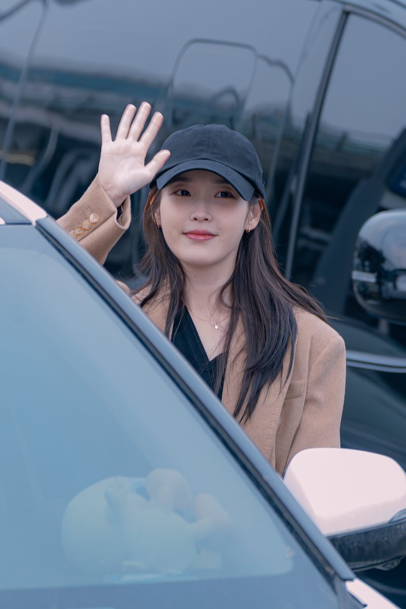 Selfiepod_IU's tweet photo. 251207 아이유 AAA 입국 4pics

#아이유 #IU https://t.co/XfEkIv7WHQ