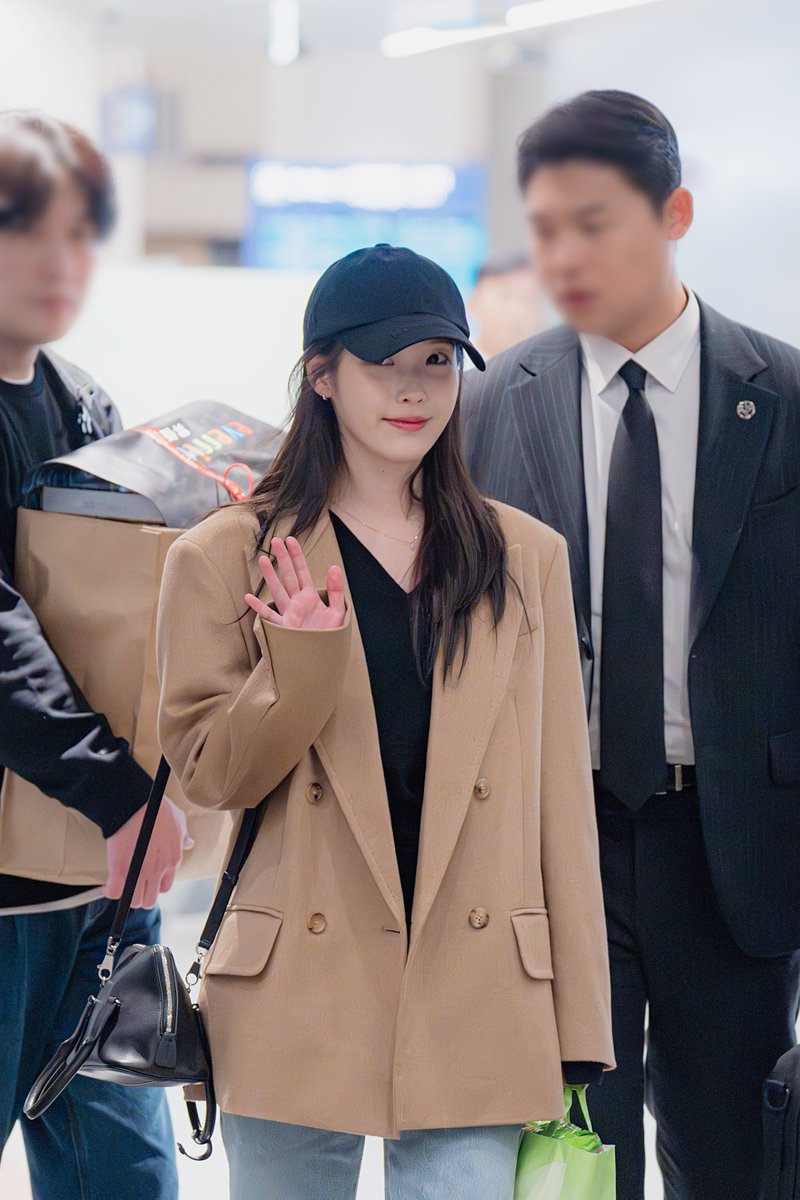 Selfiepod_IU's tweet photo. 251207 아이유 AAA 입국 4pics

#아이유 #IU https://t.co/XfEkIv7WHQ